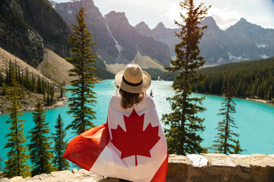 加拿大以其壯麗的自然風光著稱，包括落基山脈、雪松林和尼亞加拉瀑布。圖片來源：pexels