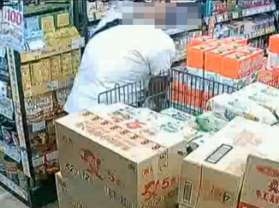 就是愛金門高梁酒　拆防盜扣藏手提袋偷渡出店 229