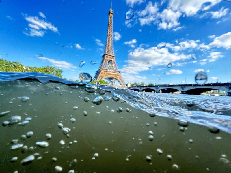 FOTO DE ARCHIVO. Juegos Olímpicos de París 2024 - París, Francia - 23 de junio de 2024. La Torre Eiffel desde el agua del río Sena mientras se pospone el ensayo de la ceremonia de apertura de los Juegos Olímpicos debido al tiempo lluvioso