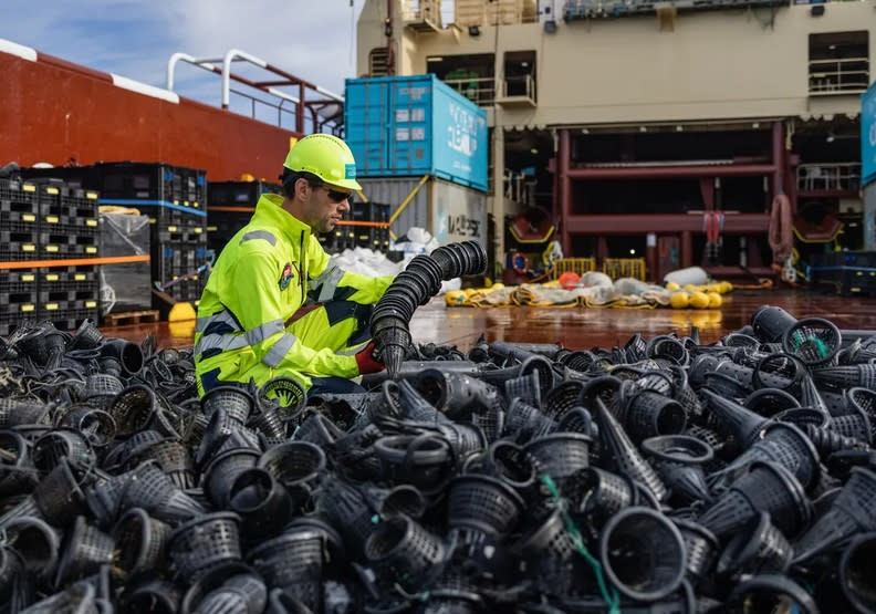 大量的鰻魚網在使用後就直接被拋棄到大海，十分沒有公德心。Ocean Cleanup