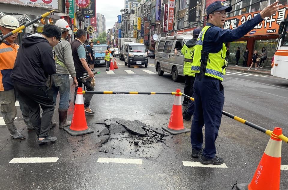 板橋湳雅夜市附近路面破裂警封鎖現場進行交管。（圖／翻攝畫面）