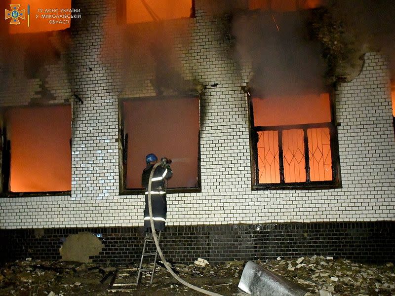 FOTO DE ARCHIVO. Un trabajador de rescate trabaja tras los bombardeos, mientras continúa la invasión rusa de Ucrania, en el Dispensario Regional de Enfermedades de la Piel y Venéreas de Mikolaiv, en Mikolaiv, Ucrania