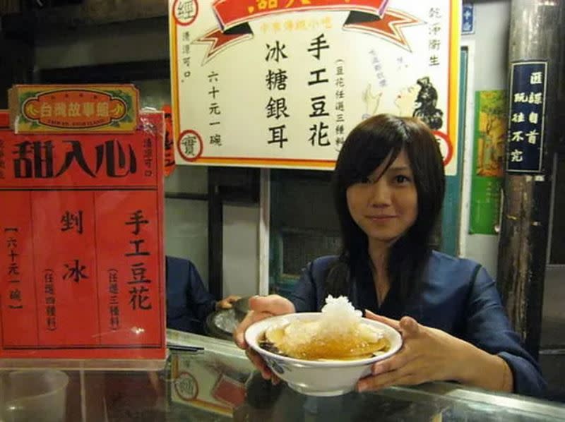 蔡黃汝14年前在台灣故事館打工賣豆花爆紅，從此被封為「豆花妹」。（圖／翻攝自PTT表特版）