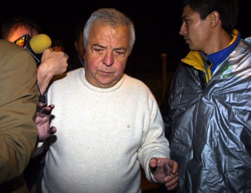 Foto de archivo. El antiguo jefe del cártel colombiano de Cali Gilberto Rodríguez Orejuela, camina acompañado de un guardia tras ser liberado de una prisión de máxima seguridad de Cómbita, departamento de Boyacá