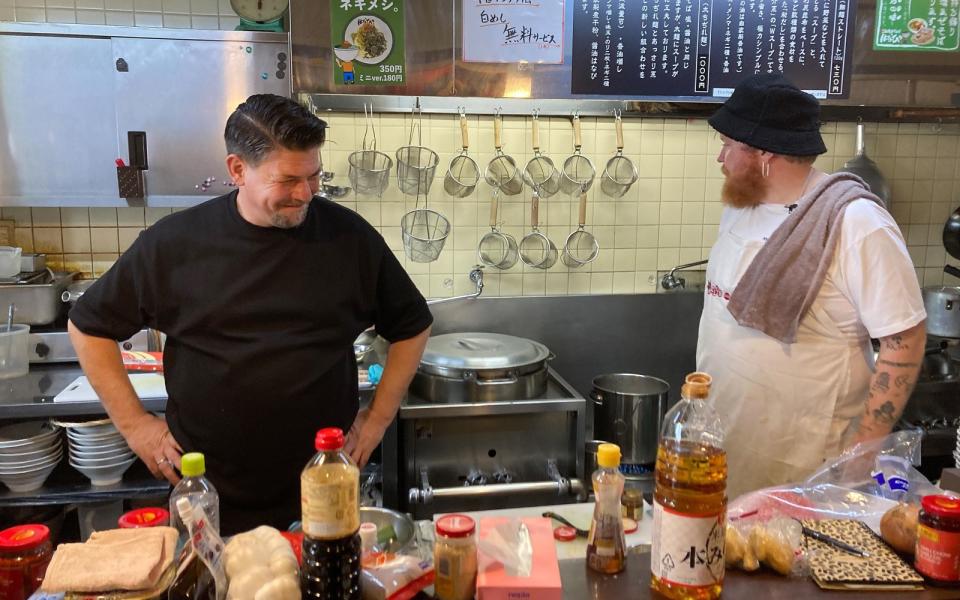 Zwei Köche, drei Soßen: Mälzer und Mraz bereiten in Japan taiwanesische Mazesoba mit Hackfleisch, Gemüse, Ei und klarer Brühe zu. (Bild: RTL / Endemol Shine / Christian Heinen)