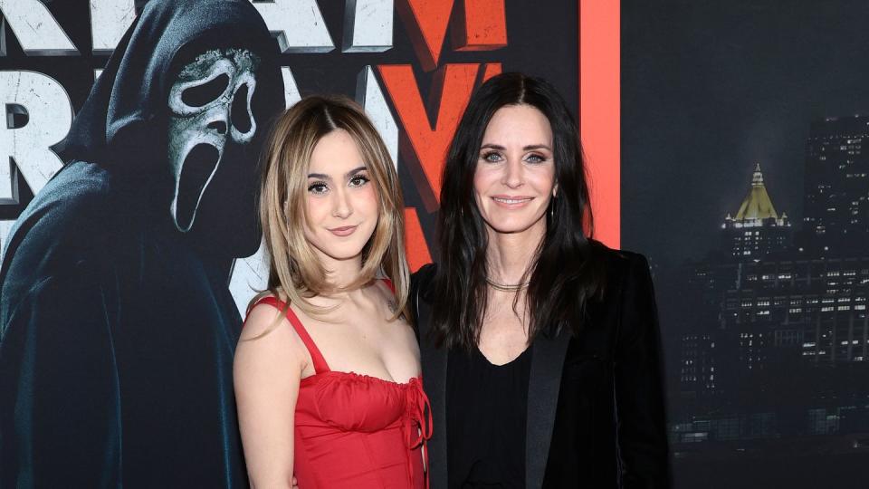 courteney cox embracing her daughter coco at a film premiere