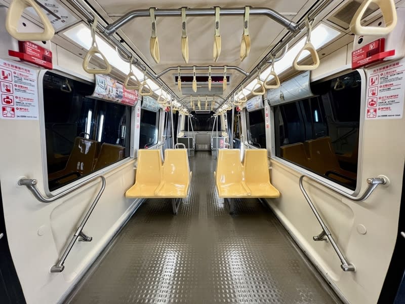 台北捷運公司14日表示，文湖線上25列馬特拉列車將進行改裝，包含移除各車廂入口部分立柱，及拆除第2、3節車廂車門旁共4個座椅等。（圖／台北捷運公司提供）