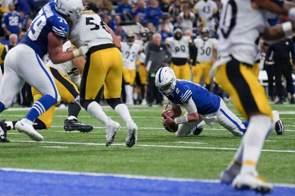 Colts QB Matt Ryan (2) fails to recover a fumbled ball against the Steelers.