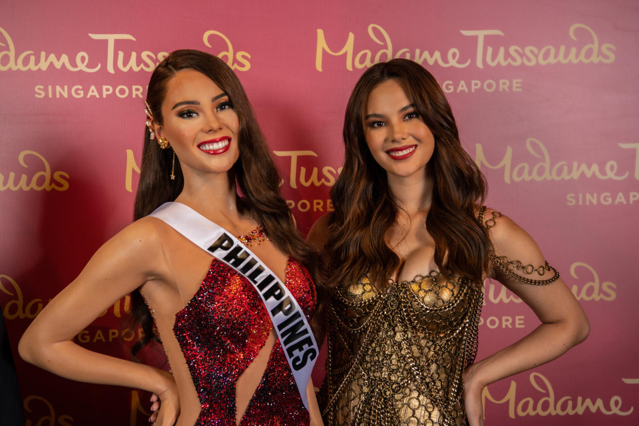 Miss Universe 2018, Filipino Catriona Gray (right), unveiled a wax figure of herself at Madame Tussauds Singapore on March 30, 2022. (Photo: Madame Tussauds Singapore)
