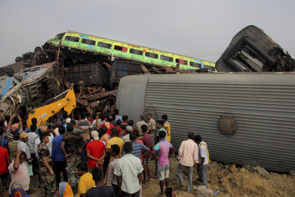 Rescatistas trabajando en el lugar donde se descarrilaron trenes de pasajeros, en el distrito de Balasore, en India, el sábado 3 de junio de 2023. (AP Foto)