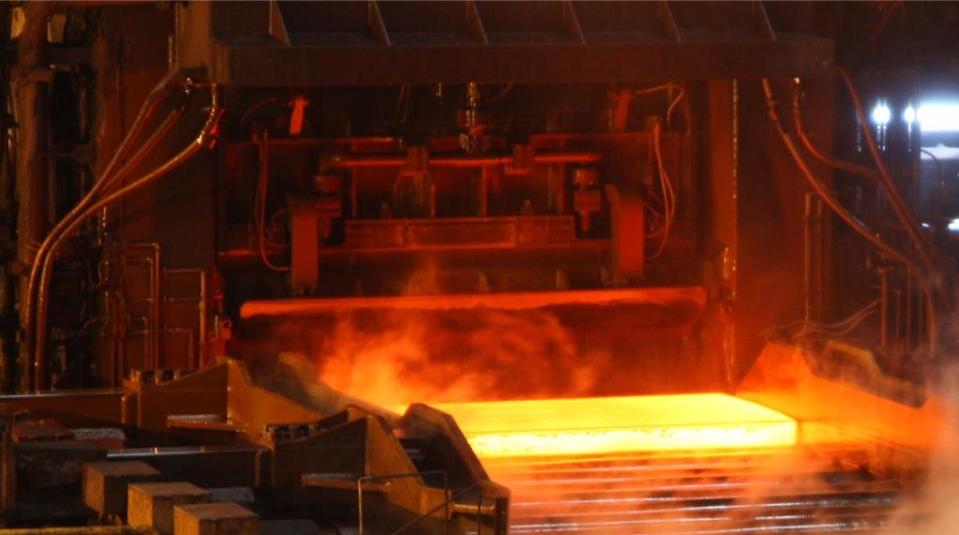 中鋼成功開發高溫壓力容器用鋼產品，並創新研發製程，省略離線升溫冷卻及縮短回火時間，相較國外鋼廠大幅降低生產成本與減少20％碳排放。圖／中鋼提供