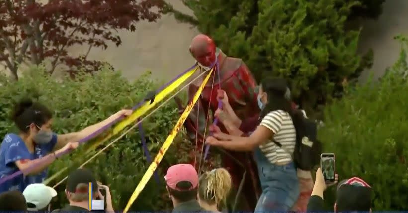 Protesters pull down a statue of St. Jun&iacute;pero Serra at Mission San Rafael Arc&aacute;ngel in San Rafael, California, on Oct. 12, 2020. (Photo: Screenshot from CBS-Los Angeles)