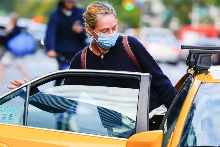 Uma Thurman no necesita chofer privado y se toma un taxi para pasear por Nueva York