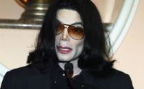 Nach der Ausstrahlung einer TV-Doku namens "Living with Michael Jackson" im Februar 2003 erstattete der Bezirksstaatsanwalt von Santa Barbara County Strafanzeige gegen den "King of Pop", der daraufhin festgenommen wurde. Der Ankläger war sich sicher, dass der Film ein Fehlverhalten Jacksons zeige, "unanständige oder laszive Taten mit einem Kind unter 14 Jahren" wurden ihm vorgeworfen. (Bild: Frederick M. Brown/Getty Images)