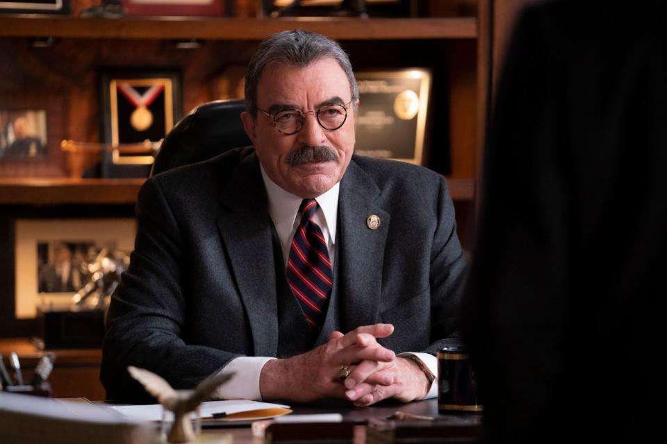 <p>Für viele ist er bis heute "Magnum": Mit der Rolle des Privatdetektivs in der gleichnamigen TV-Serie machte sich Tom Selleck in den 80er-Jahren unsterblich. Inzwischen ist er aber auch als Polizeichef Frank Reagan eine Institution, bereits seit elf Jahren steht der 76-Jährige für die Krimiserie "Blue Bloods" (Bild) vor der Kamera. (Bild: 2021 CBS Photo Archive/CBS Photo Archive)</p> 