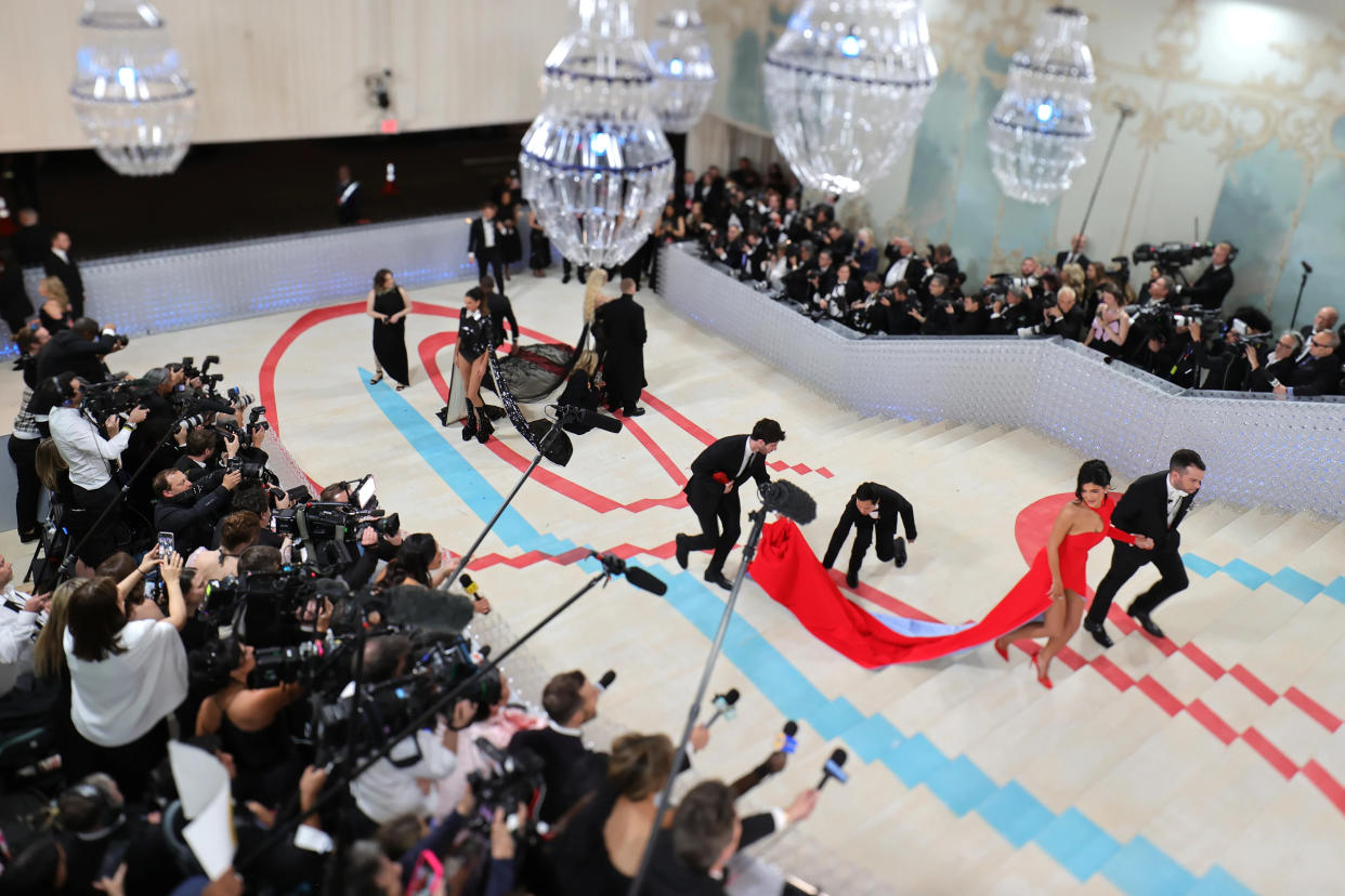 Kylie Jenner y Kendall Jenner llegando a la Met Gala 2023 con el tema “Karl Lagerfeld: A Line Of Beauty”. (Neilson Barnard/MG23/Getty Images para The Met Museum/Vogue)
