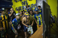 Barras de Rosario Central miran por televisión el partido contra el clásico rival Newell's Old Boys, el domingo 2 de mayo de 2021, en Rosario. (AP Foto/Rodrigo Abd)