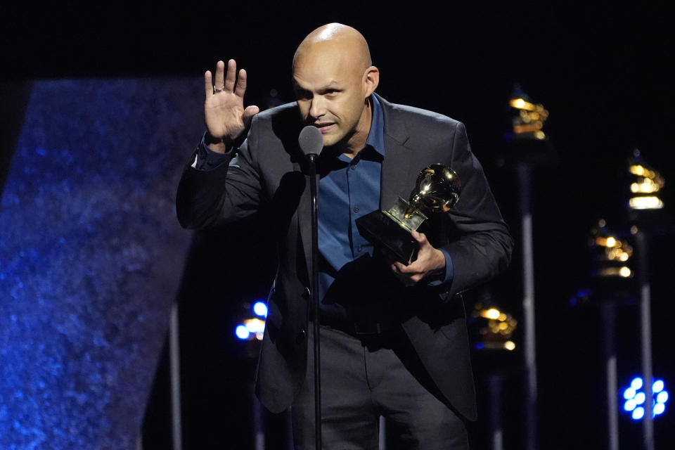 Miguel Zenón recibe el premio a mejor álbum de latin jazz por “El arte del bolero Vol. 2” en la 66a entrega anual de los Premios Grammy el domingo 4 de febrero de 2024 en Los Ángeles. (Foto AP/Chris Pizzello)