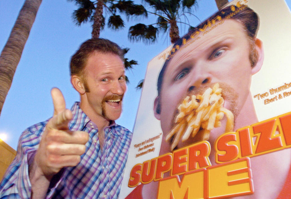 ARCHIVO - Morgan Spurlock posa en el estreno en Los Ángeles de su película "Super Size Me", el 22 de abril de 2004 por la noche, en la sección Hollywood de Los Ángeles. Spurlock, un nominado al Oscar que hizo de la comida y las dietas estadounidenses el trabajo de su vida, comiendo sólo en McDonald's durante un mes para ilustrar los peligros de una dieta de comida rápida, ha muerto. Tenía 53 años. (Foto AP/Mark J. Terrill)