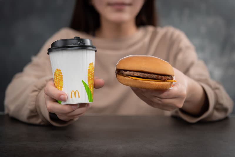 ▲原PO抱怨「麥當勞點餐機很廢」，不僅速度慢還超難用，貼文一出，也有顧客反揭神優勢，直呼「不去櫃檯了」。（圖／台灣麥當勞提供）