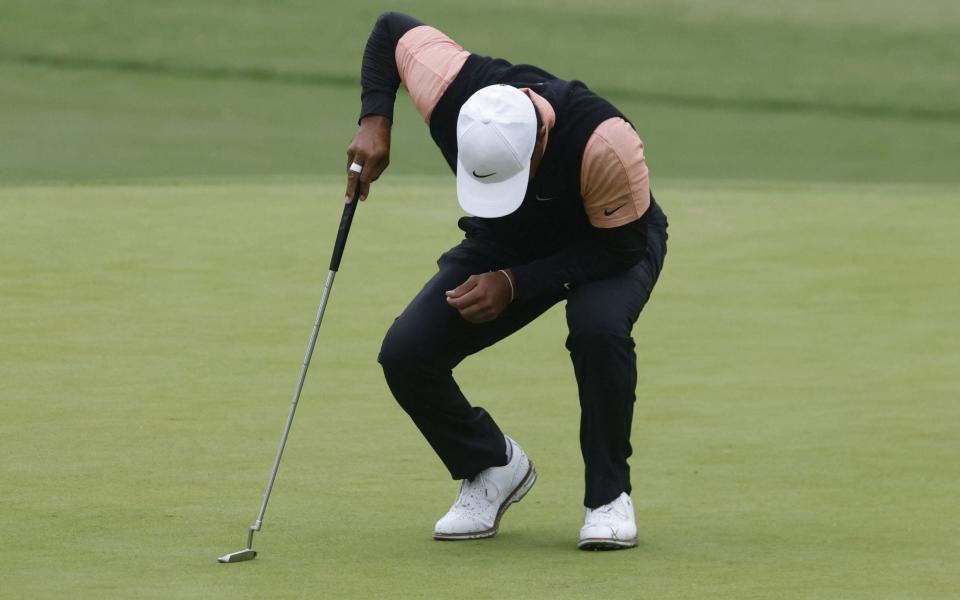 Tiger Woods de EE. UU. reacciona al ponerse de pie después de marcar el green en el séptimo hoyo durante la tercera ronda del Campeonato PGA 2022 - Tannen Maury/Shutterstock