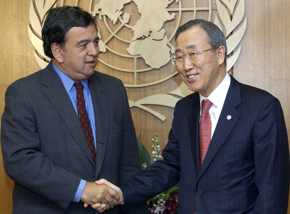 FILE - Bill Richardson, then Governor of New Mexico and a Democratic presidential candidate, left, shakes hands with new United Nations Secretary-General Ban Ki-moon prior to their meeting, Feb. 7, 2007 at U.N. headquarters. (AP Photo/Osamu Honda, File)