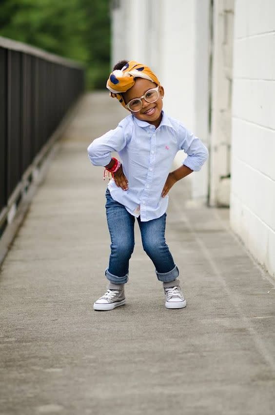 Coiffure petite fille avec un foulard