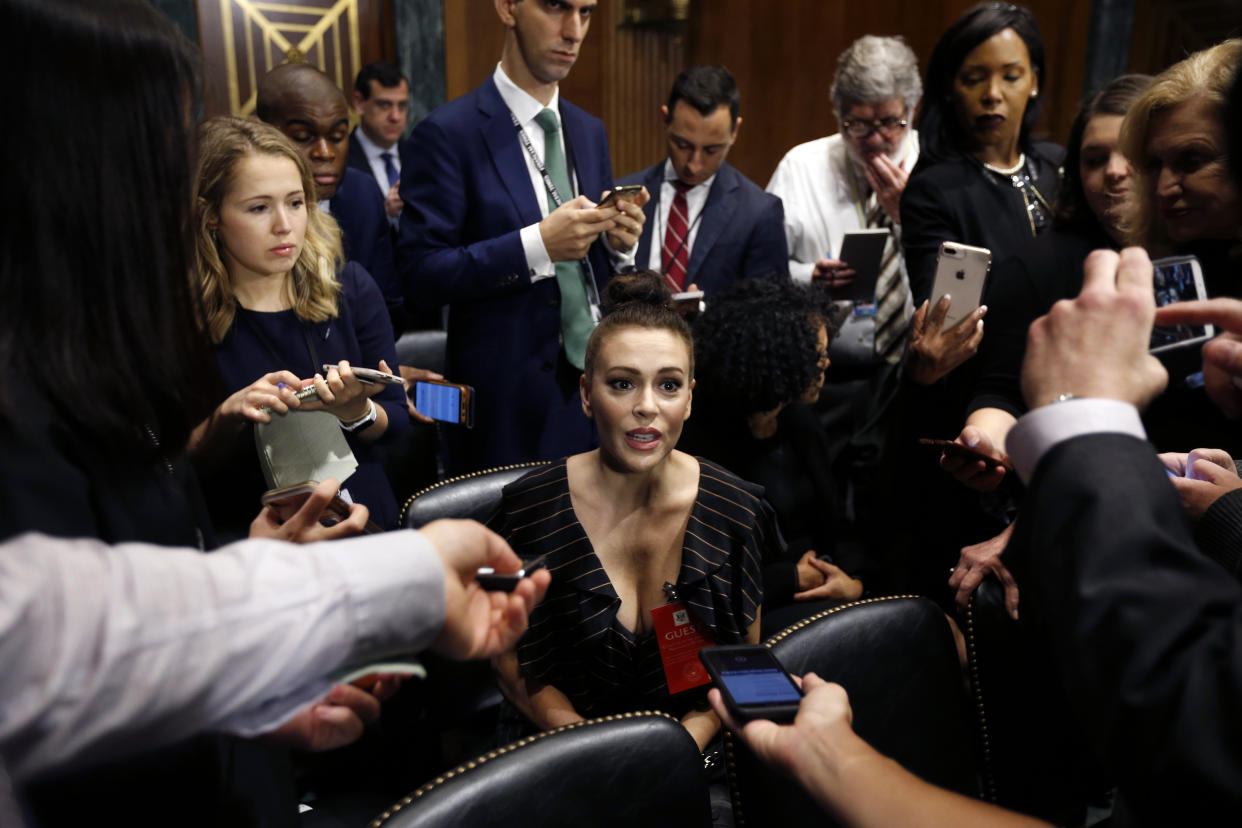 Bei der Kavanaugh-Anhörung wurde Alyssa Milano von Reportern befragt. (Bild: AP Images)