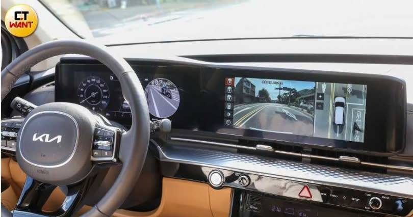 Kia具備360度環景系統，不需要擔心車太大會有視野死角；打方向燈時，儀表板也會顯示影像（圖／劉耿豪攝影）。