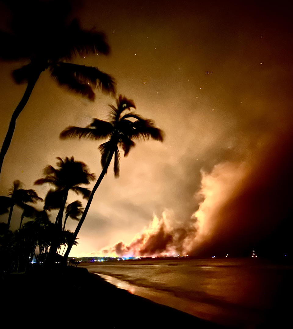 Wildfires rage in Hawaii 