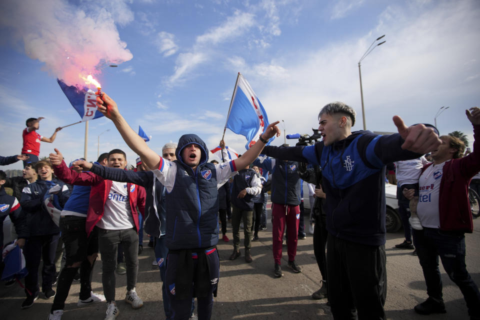 Hinchas afuera del aeropuerto internacional de Montevideo durante el recibimiento al delantero, el domingo 31 de julio de 2022. Suárez jugará con Nacional. (AP Foto/Matilde Campodónico)