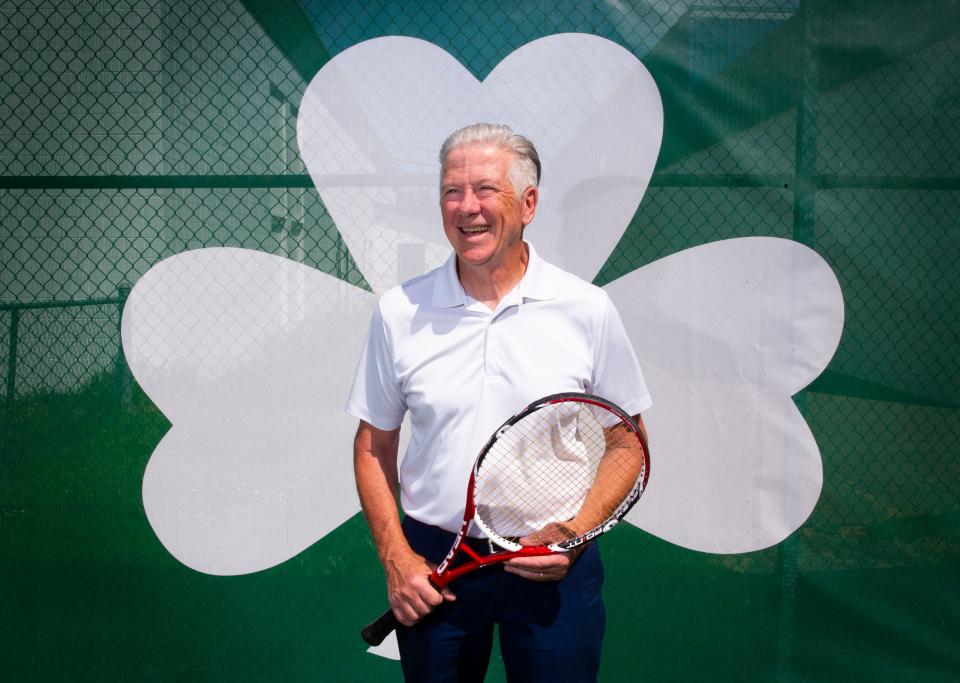 Bill Temple, quien es entrenador de tenis femenino Sheldon desde 2012, se retira. 