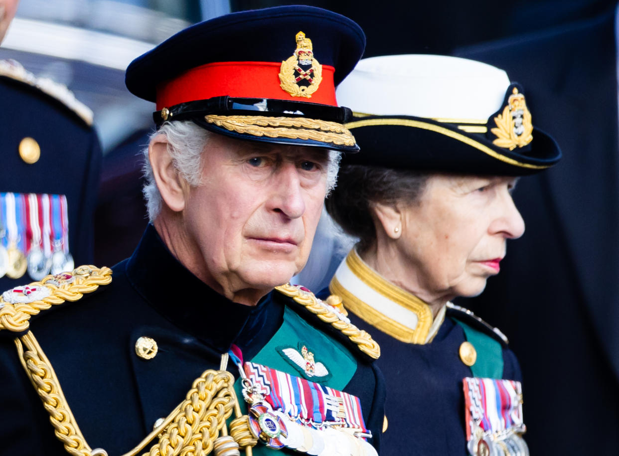 El rey Carlos III y la princesa Ana saliendo de la Catedral de St Giles el 12 de septiembre de 2022 en Edinburgh, Escocia. (Photo by Pool/Samir Hussein/WireImage)