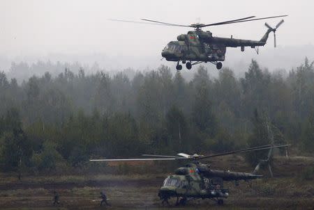 Servicemen get off a Mi-8 helicopter during the Zapad 2017 war games at a range near the town of Borisov, Belarus September 20, 2017. REUTERS/Vasily Fedosenko