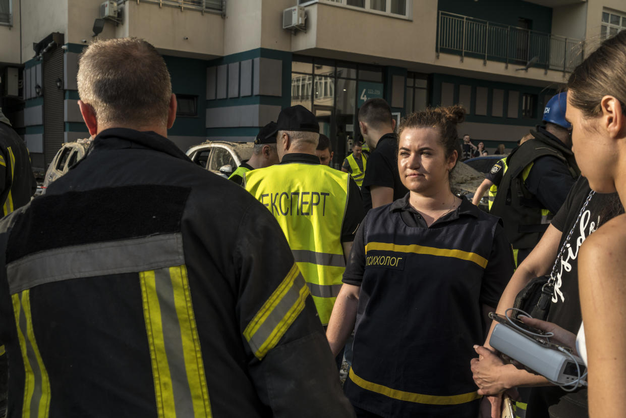 Residentes y personal de emergencias se reúnen en la escena de un rascacielos residencial impactado por un misil, en Kiev, Ucrania, el 24 de junio de 2023. (Brendan Hoffman/The New York Times).