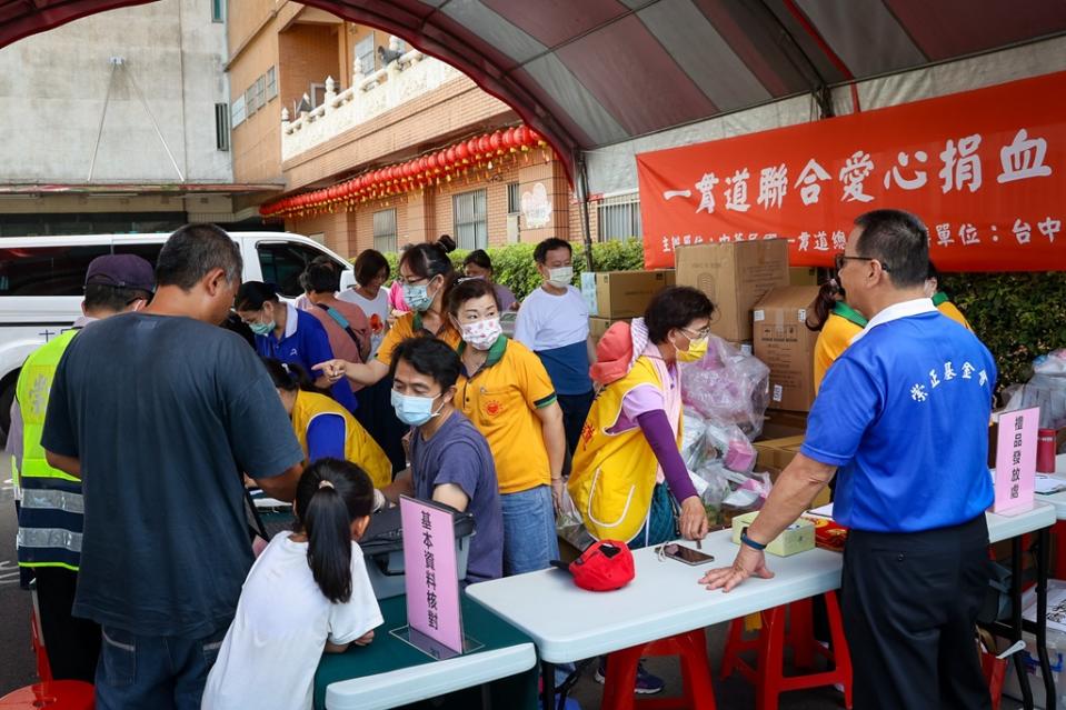 捐血日活動民眾熱烈參與。(圖/記者澄石翻攝)