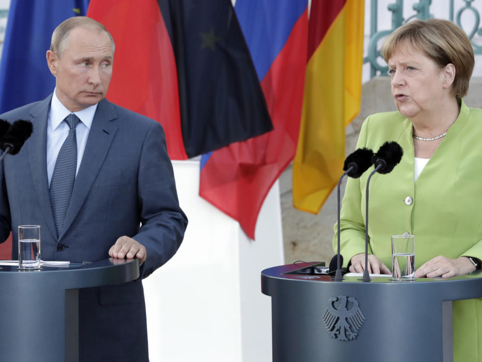 Ernste Gespräche zwischen dem russischen Staatsoberhaupt Wladimir Putin (r.) und Bundeskanzlerin Angela Merkel. (Bild-Copyright: Michael Sohn/AP Photo)