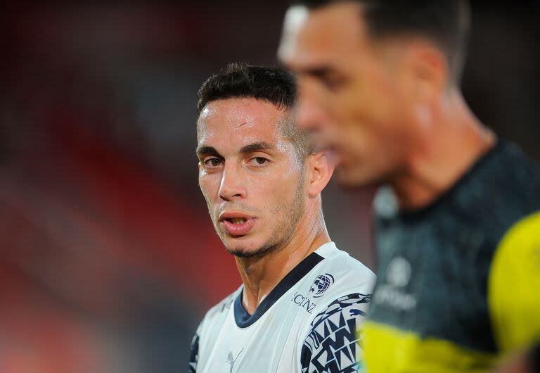 Marcone observa desde lejos a Dóvalo, fuera de foco, también en el partido