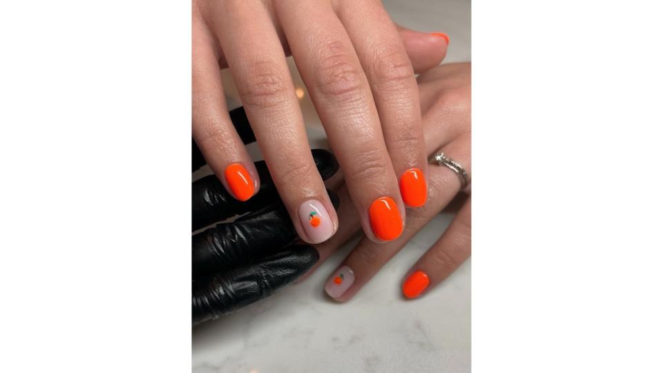 Orange manicure 