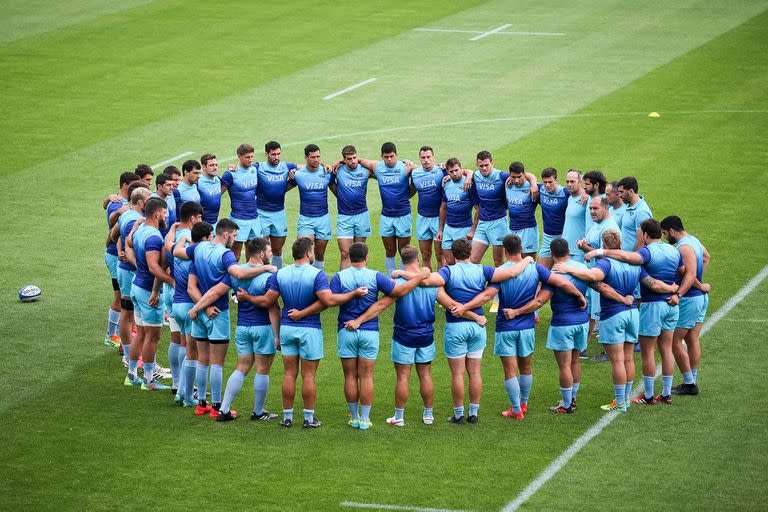 El captain's run de Los Pumas antes del test match contra Rumania en Bucarest, inicio de su gira europea.