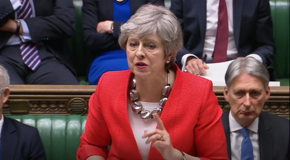 Theresa May, Premierministerin von Großbritannien, spricht im Parlament vor den Abgeordneten über ihre erreichten Änderungen am Brexit-Abkommen. (Bild: House Of Commons/PA Wire/dpa)