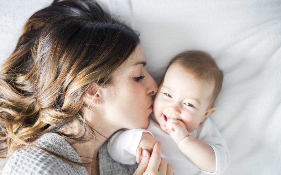 Wenn eine Mutter noch ihr Kind stillt und auch ihre Periode noch nicht wieder eingesetzt hat, ist sie aufgrund der Hormone tatsächlich relativ geschützt vor einer erneuten Schwangerschaft. Doch schon längere Stillpausen tagsüber können dazu führen, dass diese Verhütung (die sogar einen eigenen Namen hat: Laktationsamenorrhö-Methode) immer mehr zum Glücksspiel wird. (Bild: iStock / LSOphoto)