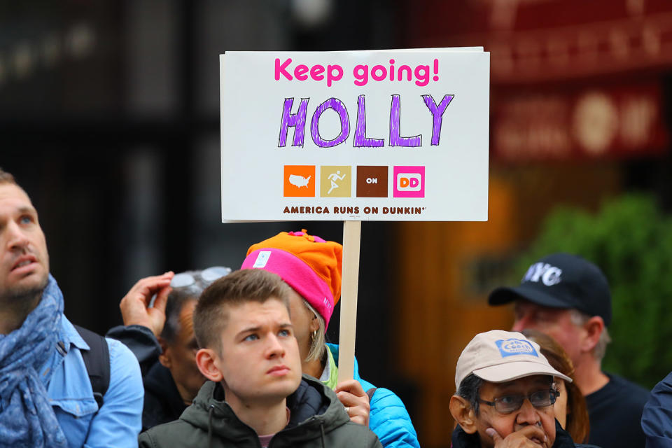 <p>People hold up a placard to support a friend running in the 2017 New York City Marathon, Nov. 5, 2017. (Photo: Gordon Donovan/Yahoo News) </p>