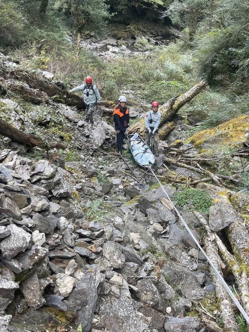 76歲老先生疑似在拍團體照時，不小心跌落百米山的山谷。（圖／神鷹山區搜救隊提供）