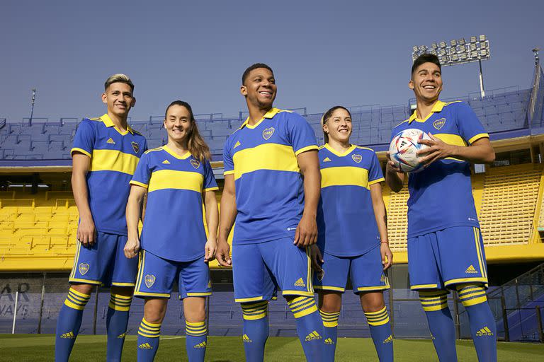 Las jugadoras Amancay Urbani y Melanie Morán y los jugadores Frank Fabra, Luis Vázquez y Guillermo Pol Fernández protagonizaron la sesión de fotos con la camiseta nueva de Boca (Prensa adidas).