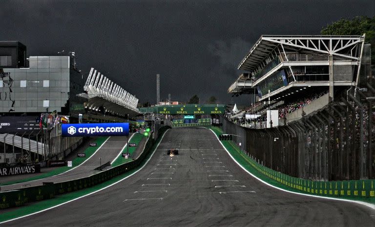 Max Verstappen en la recta principal de Interlagos, en medio de la tormenta