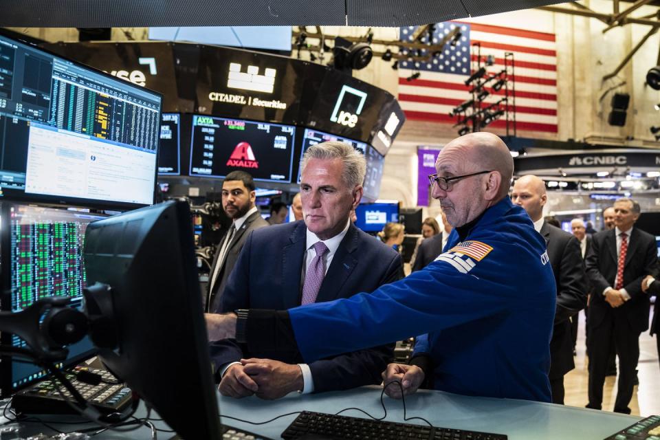 new york, ny april 17 house speaker kevin mccarthy r calif speaks with a specialist as he tours the floor of the new york stock exchange after speaking about the debt ceiling on monday, april 17, 2023, in new york, ny photo by jabin botsfordthe washington post via getty images