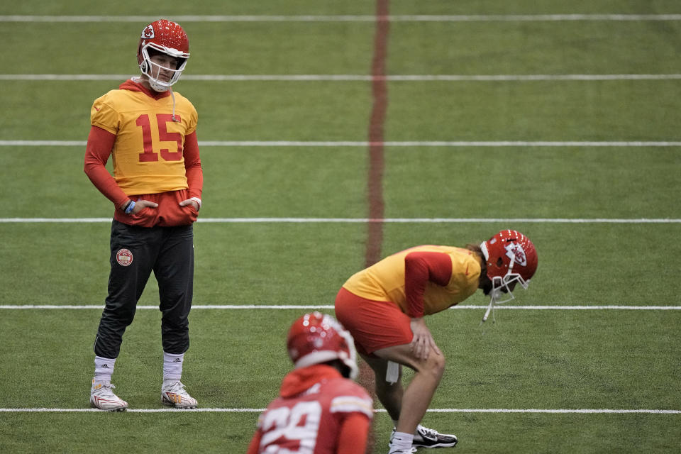 Patrick Mahomes (15), quarterback de los Chiefs de Kansas City, se ejercita durante una práctica, el jueves 25 de enero de 2024 (AP Foto/Charlie Riedel)