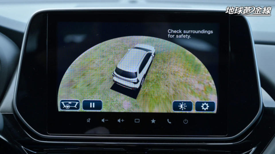 SX4 S-Cross在車身四周搭載攝影鏡頭，並且將其整合成360度環景影像輔助。(攝影/ 林先本)