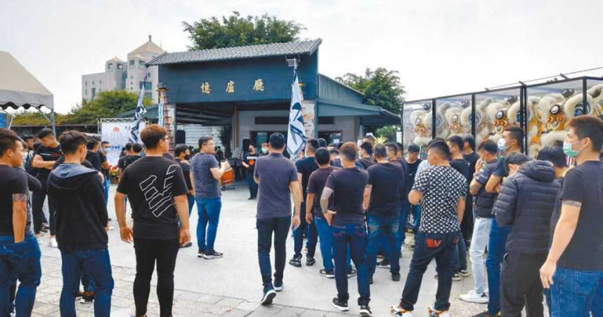台南市安平區街頭殺人案死者王重傑的告別式，現場出現大批黑衣人。（洪榮志攝）